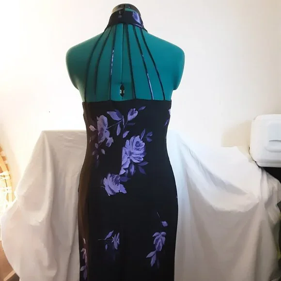 Elegant rayon dress with mock choker neckline, tasteful back reveal - Picture 4 of 5